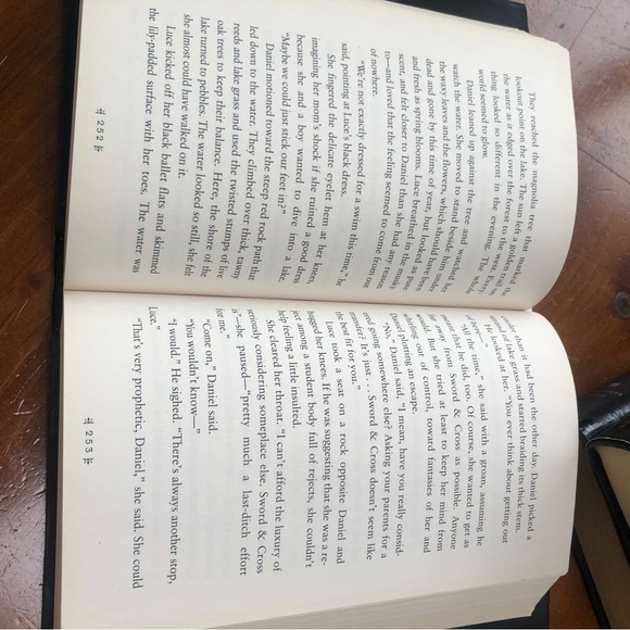 Fallen by Lauren Kate Hardcover Book- First edition - sleeve a little worn - Picture 6 of 7